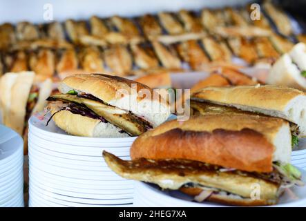 Beliebten Fischbrötchen serviert unter der Galata-Brücke in Istanbul. Stockfoto