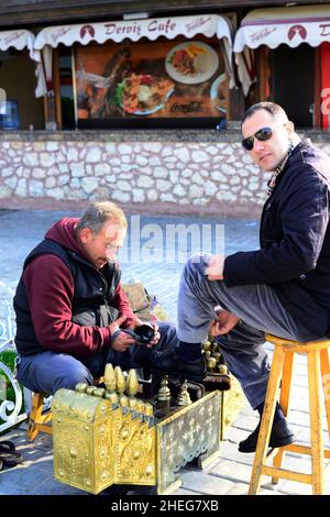 Ein Schuhmacher in Istanbul, Türkei. Stockfoto