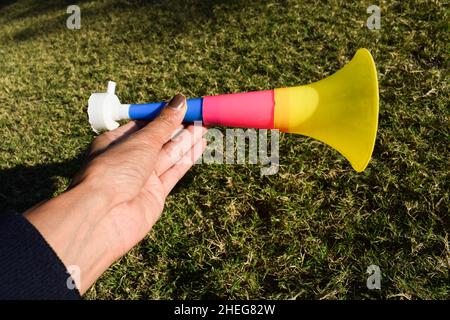 Person, die in gujarati als Pipudi oder Pipudo bekannte Trompetenpfeife hält. Während des Drachenfestes von Uttarayan oder Makar sankranti i geblasen Stockfoto