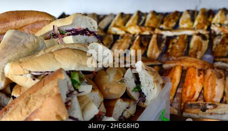 Beliebten Fischbrötchen serviert unter der Galata-Brücke in Istanbul. Stockfoto