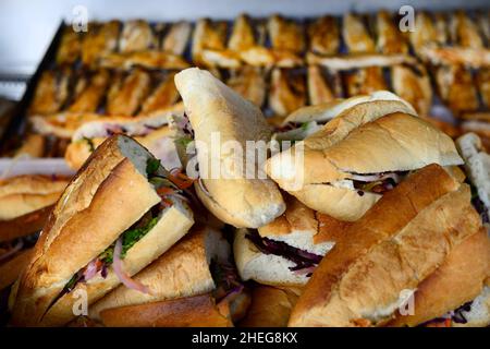 Beliebten Fischbrötchen serviert unter der Galata-Brücke in Istanbul. Stockfoto