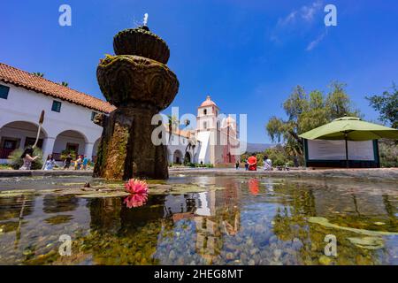 Santa Barbara, JUL 2 2016 - Sonnenansicht der schönen Old Misson Church mit Brunnen Stockfoto