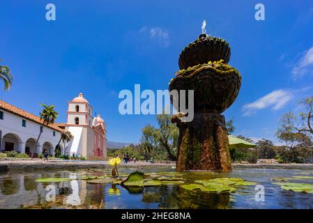 Santa Barbara, JUL 2 2016 - Sonnenansicht der schönen Old Misson Church mit Brunnen Stockfoto