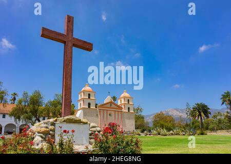 Sonniger Blick auf die wunderschöne Old Misson Church in Santa Barbara, Kalifornien Stockfoto