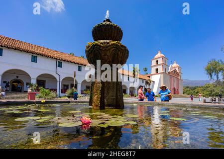 Santa Barbara, JUL 2 2016 - Sonnenansicht der schönen Old Misson Church mit Brunnen Stockfoto