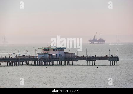 Los Angeles, JUN 20 2016 - Hazy view of the Belmont Veterans Memorial Pier Stockfoto