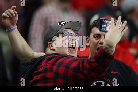 Indianapolis, Usa. 10th Januar 2022. Georgia Bulldogs Fans feiern einen Touchdown gegen Alabama während der zweiten Hälfte des Fußballspiels der NCAA National Championship 2022 im Lucas Oil Stadium in Indianapolis, Indiana, am Montag, den 10. Januar 2022. Foto von Aaron Josefczyk/UPI Credit: UPI/Alamy Live News Stockfoto