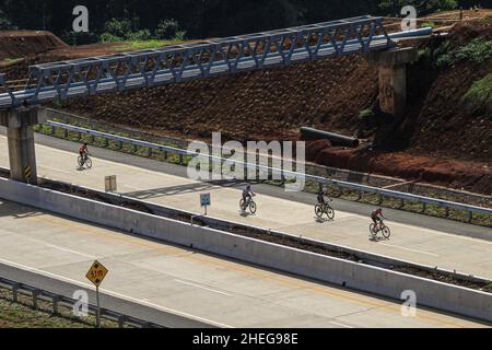 Sumedang, Indonesien. 11th Januar 2022. Ansicht des Mautstraßenprojekts Cisumdawu in Sumedang Regency. Nach Angaben des Gouverneurs von West Java, Ridwan Kamil, wird die Mautstraße voraussichtlich Ende Januar 2022 für Abschnitt 1, nämlich den Abschnitt Cileunyi-Rancakamong, in Betrieb gehen. Er sagte weiter, dass die gesamte Mautstraße von Cisumdawu bis Juni 2022 in Betrieb gehen soll. Die Mautstraße Cisumdawu, die eine Länge von 62,01 Kilometern hat, um Bandungs Zugang zum internationalen Flughafen West Java in Kertajati, Majalengka, zu beschleunigen. Kredit: SOPA Images Limited/Alamy Live Nachrichten Stockfoto