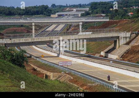 Sumedang, Indonesien. 11th Januar 2022. Ansicht des Mautstraßenprojekts Cisumdawu in Sumedang Regency. Nach Angaben des Gouverneurs von West Java, Ridwan Kamil, wird die Mautstraße voraussichtlich Ende Januar 2022 für Abschnitt 1, nämlich den Abschnitt Cileunyi-Rancakamong, in Betrieb gehen. Er sagte weiter, dass die gesamte Mautstraße von Cisumdawu bis Juni 2022 in Betrieb gehen soll. Die Mautstraße Cisumdawu, die eine Länge von 62,01 Kilometern hat, um Bandungs Zugang zum internationalen Flughafen West Java in Kertajati, Majalengka, zu beschleunigen. Kredit: SOPA Images Limited/Alamy Live Nachrichten Stockfoto