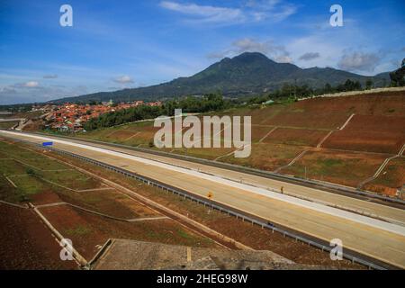 Sumedang, Indonesien. 11th Januar 2022. Ansicht des Mautstraßenprojekts Cisumdawu in Sumedang Regency. Nach Angaben des Gouverneurs von West Java, Ridwan Kamil, wird die Mautstraße voraussichtlich Ende Januar 2022 für Abschnitt 1, nämlich den Abschnitt Cileunyi-Rancakamong, in Betrieb gehen. Er sagte weiter, dass die gesamte Mautstraße von Cisumdawu bis Juni 2022 in Betrieb gehen soll. Die Mautstraße Cisumdawu, die eine Länge von 62,01 Kilometern hat, um Bandungs Zugang zum internationalen Flughafen West Java in Kertajati, Majalengka, zu beschleunigen. Kredit: SOPA Images Limited/Alamy Live Nachrichten Stockfoto