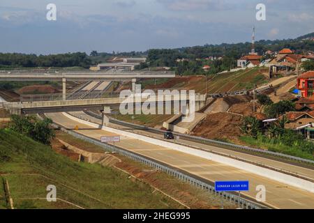 Sumedang, Indonesien. 11th Januar 2022. Ansicht des Mautstraßenprojekts Cisumdawu in Sumedang Regency. Nach Angaben des Gouverneurs von West Java, Ridwan Kamil, wird die Mautstraße voraussichtlich Ende Januar 2022 für Abschnitt 1, nämlich den Abschnitt Cileunyi-Rancakamong, in Betrieb gehen. Er sagte weiter, dass die gesamte Mautstraße von Cisumdawu bis Juni 2022 in Betrieb gehen soll. Die Mautstraße Cisumdawu, die eine Länge von 62,01 Kilometern hat, um Bandungs Zugang zum internationalen Flughafen West Java in Kertajati, Majalengka, zu beschleunigen. Kredit: SOPA Images Limited/Alamy Live Nachrichten Stockfoto