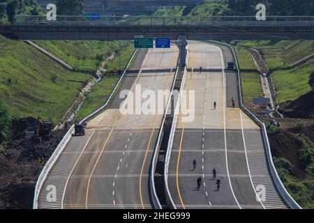 Sumedang, Indonesien. 11th Januar 2022. Ansicht des Mautstraßenprojekts Cisumdawu in Sumedang Regency. Nach Angaben des Gouverneurs von West Java, Ridwan Kamil, wird die Mautstraße voraussichtlich Ende Januar 2022 für Abschnitt 1, nämlich den Abschnitt Cileunyi-Rancakamong, in Betrieb gehen. Er sagte weiter, dass die gesamte Mautstraße von Cisumdawu bis Juni 2022 in Betrieb gehen soll. Die Mautstraße Cisumdawu, die eine Länge von 62,01 Kilometern hat, um Bandungs Zugang zum internationalen Flughafen West Java in Kertajati, Majalengka, zu beschleunigen. Kredit: SOPA Images Limited/Alamy Live Nachrichten Stockfoto