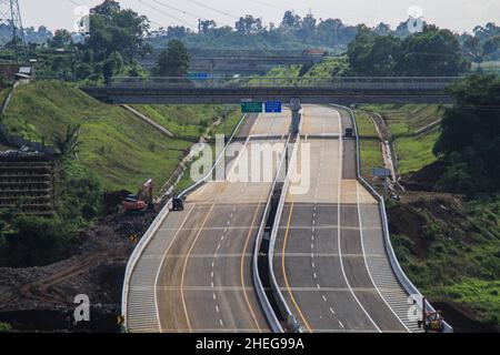 Sumedang, Indonesien. 11th Januar 2022. Ansicht des Mautstraßenprojekts Cisumdawu in Sumedang Regency. Nach Angaben des Gouverneurs von West Java, Ridwan Kamil, wird die Mautstraße voraussichtlich Ende Januar 2022 für Abschnitt 1, nämlich den Abschnitt Cileunyi-Rancakamong, in Betrieb gehen. Er sagte weiter, dass die gesamte Mautstraße von Cisumdawu bis Juni 2022 in Betrieb gehen soll. Die Mautstraße Cisumdawu, die eine Länge von 62,01 Kilometern hat, um Bandungs Zugang zum internationalen Flughafen West Java in Kertajati, Majalengka, zu beschleunigen. Kredit: SOPA Images Limited/Alamy Live Nachrichten Stockfoto