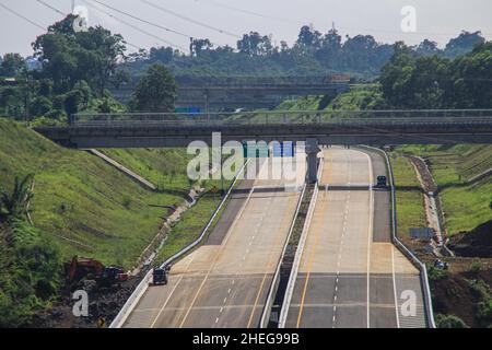 Sumedang, Indonesien. 11th Januar 2022. Ansicht des Mautstraßenprojekts Cisumdawu in Sumedang Regency. Nach Angaben des Gouverneurs von West Java, Ridwan Kamil, wird die Mautstraße voraussichtlich Ende Januar 2022 für Abschnitt 1, nämlich den Abschnitt Cileunyi-Rancakamong, in Betrieb gehen. Er sagte weiter, dass die gesamte Mautstraße von Cisumdawu bis Juni 2022 in Betrieb gehen soll. Die Mautstraße Cisumdawu, die eine Länge von 62,01 Kilometern hat, um Bandungs Zugang zum internationalen Flughafen West Java in Kertajati, Majalengka, zu beschleunigen. Kredit: SOPA Images Limited/Alamy Live Nachrichten Stockfoto