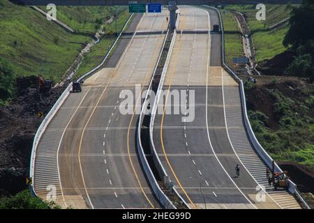 Sumedang, Indonesien. 11th Januar 2022. Ansicht des Mautstraßenprojekts Cisumdawu in Sumedang Regency. Nach Angaben des Gouverneurs von West Java, Ridwan Kamil, wird die Mautstraße voraussichtlich Ende Januar 2022 für Abschnitt 1, nämlich den Abschnitt Cileunyi-Rancakamong, in Betrieb gehen. Er sagte weiter, dass die gesamte Mautstraße von Cisumdawu bis Juni 2022 in Betrieb gehen soll. Die Mautstraße Cisumdawu, die eine Länge von 62,01 Kilometern hat, um Bandungs Zugang zum internationalen Flughafen West Java in Kertajati, Majalengka, zu beschleunigen. Kredit: SOPA Images Limited/Alamy Live Nachrichten Stockfoto