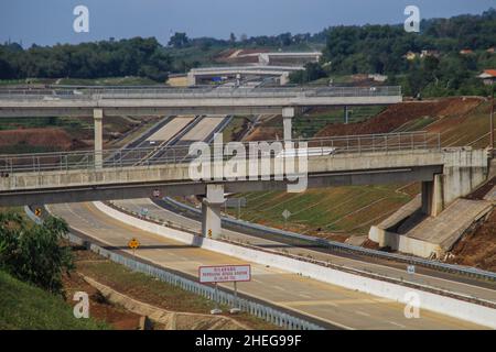 Sumedang, Indonesien. 11th Januar 2022. Ansicht des Mautstraßenprojekts Cisumdawu in Sumedang Regency. Nach Angaben des Gouverneurs von West Java, Ridwan Kamil, wird die Mautstraße voraussichtlich Ende Januar 2022 für Abschnitt 1, nämlich den Abschnitt Cileunyi-Rancakamong, in Betrieb gehen. Er sagte weiter, dass die gesamte Mautstraße von Cisumdawu bis Juni 2022 in Betrieb gehen soll. Die Mautstraße Cisumdawu, die eine Länge von 62,01 Kilometern hat, um Bandungs Zugang zum internationalen Flughafen West Java in Kertajati, Majalengka, zu beschleunigen. Kredit: SOPA Images Limited/Alamy Live Nachrichten Stockfoto