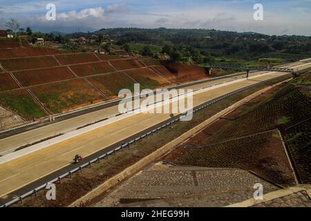 Sumedang, Indonesien. 11th Januar 2022. Ansicht des Mautstraßenprojekts Cisumdawu in Sumedang Regency. Nach Angaben des Gouverneurs von West Java, Ridwan Kamil, wird die Mautstraße voraussichtlich Ende Januar 2022 für Abschnitt 1, nämlich den Abschnitt Cileunyi-Rancakamong, in Betrieb gehen. Er sagte weiter, dass die gesamte Mautstraße von Cisumdawu bis Juni 2022 in Betrieb gehen soll. Die Mautstraße Cisumdawu, die eine Länge von 62,01 Kilometern hat, um Bandungs Zugang zum internationalen Flughafen West Java in Kertajati, Majalengka, zu beschleunigen. Kredit: SOPA Images Limited/Alamy Live Nachrichten Stockfoto