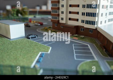 Teil der architektonischen Layout mit asphaltierten Straße, Haus, Autos, Garage und Hof am Arbeitsplatz des zeitgenössischen Designers gebaut Stockfoto