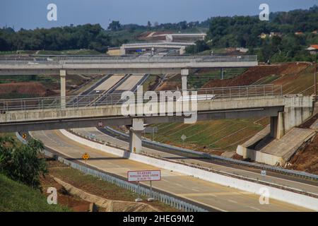 Ansicht des Mautstraßenprojekts Cisumdawu in Sumedang Regency. Nach Angaben des Gouverneurs von West Java, Ridwan Kamil, wird die Mautstraße voraussichtlich Ende Januar 2022 für Abschnitt 1, nämlich den Abschnitt Cileunyi-Rancakamong, in Betrieb gehen. Er sagte weiter, dass die gesamte Mautstraße von Cisumdawu bis Juni 2022 in Betrieb gehen soll. Die Mautstraße Cisumdawu, die eine Länge von 62,01 Kilometern hat, um Bandungs Zugang zum internationalen Flughafen West Java in Kertajati, Majalengka, zu beschleunigen. (Foto von Algi Febri Sugita/SOPA Images/Sipa USA) Stockfoto