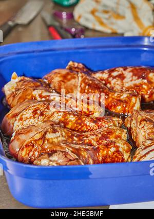 Marinierte Hähnchenschenkel mit Sojasauce in einer speziellen Schüssel Stockfoto