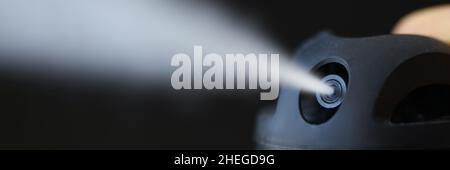 Dunkler Behälter mit Flüssigkeit Stockfoto