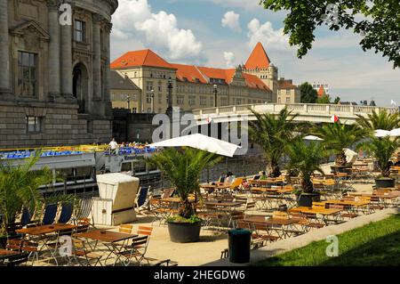 DEUTSCHLAND, BERLIN, MITTE, QUAI ENTLANG DER SPREE UND MONBIJOUPARK Stockfoto