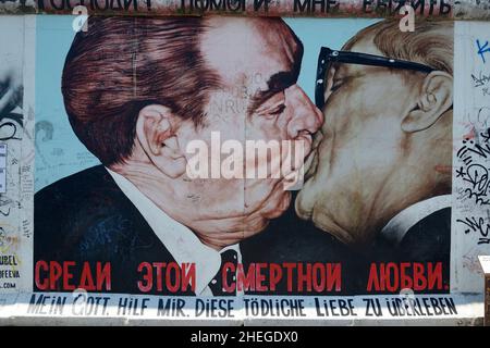 DEUTSCHLAND, BERLIN, FRIEDRICHSHAIN-KREUZBERG EAST SIDE GALLERY, MEIN GOTT, HILF MIR, DIESE TÖDLICHE LIEBE ZU ÜBERLEBEN (HONECKER KÜSST BREZHNEV) DMITRI VRUBE Stockfoto