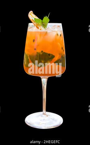 Passionsfrucht, Orange und Minze, Getränk mit Eis auf schwarz isoliert, Fokus selektiv Stockfoto