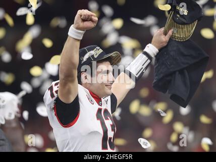 Georgia Bulldogs Quarterback Stetson Bennett (13) feiert nach dem Sieg über Alabama, USA. , . NCAA National Championship Fußballspiel im Lucas Oil Stadium in Indianapolis, Indiana, am Montag, 10. Januar 2022. Foto von Aaron Josefczyk/UPI Credit: UPI/Alamy Live News Stockfoto