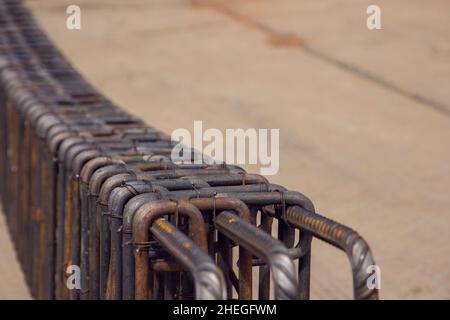 Rahmen aus Stahlstangen zum Betonieren. Gebäudekonstruktion. Stahlarmierungsstäbe. Industrieller Hintergrund. Textur zurückhalten. Baustelle. Ste Stockfoto