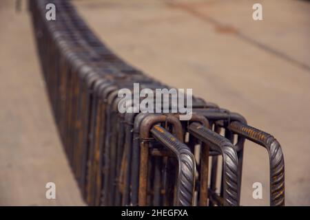 Rahmen aus Stahlstangen zum Betonieren. Gebäudekonstruktion. Stahlarmierungsstäbe. Industrieller Hintergrund. Textur zurückhalten. Baustelle. Ste Stockfoto