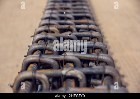 Rahmen aus Stahlstangen zum Betonieren. Gebäudekonstruktion. Stahlarmierungsstäbe. Industrieller Hintergrund. Textur zurückhalten. Baustelle. Ste Stockfoto