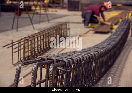 Rahmen aus Stahlstangen zum Betonieren. Gebäudekonstruktion. Stahlarmierungsstäbe. Industrieller Hintergrund. Textur zurückhalten. Baustelle. Ste Stockfoto