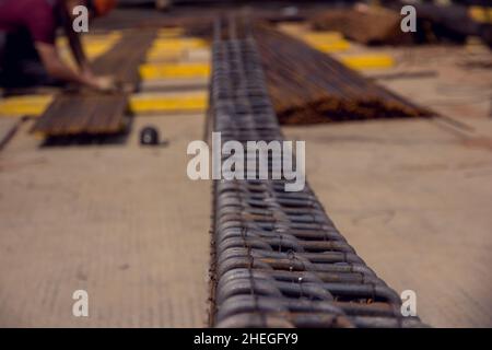Rahmen aus Stahlstangen zum Betonieren. Gebäudekonstruktion. Stahlarmierungsstäbe. Industrieller Hintergrund. Textur zurückhalten. Baustelle. Ste Stockfoto