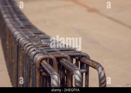 Rahmen aus Stahlstangen zum Betonieren. Gebäudekonstruktion. Stahlarmierungsstäbe. Industrieller Hintergrund. Textur zurückhalten. Baustelle. Ste Stockfoto