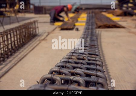 Rahmen aus Stahlstangen zum Betonieren. Gebäudekonstruktion. Stahlarmierungsstäbe. Industrieller Hintergrund. Textur zurückhalten. Baustelle. Ste Stockfoto