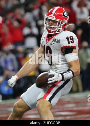 Indianapolis, Usa. 11th Januar 2022. Georgia Bulldogs Tight End Brock Bowers (19) feiert am Montag, den 10. Januar 2022, im Lucas Oil Stadium in Indianapolis, Indiana, einen zweiten Touchdown gegen Alabama im Fußballspiel der NCAA National Championship 2022. Georgia besiegte Alabama 33-18. Foto von Aaron Josefczyk/UPI Credit: UPI/Alamy Live News Stockfoto