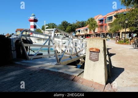 Bootsbesitzer und Gäste nur Schild am Eingang zu den Anlegestellen am Hafen Stadt Marina und Leuchtturm, Hilton Head, South Carolina, USA; Stockfoto