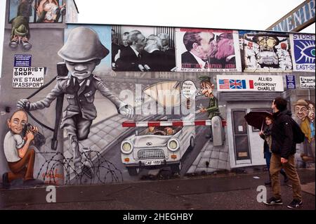 DEUTSCHLAND. BERLIN. DIE BERLINER MAUER WAR VON ANFANG AN EINE BARRIERE, DIE VON DER DDR ERRICHTET WURDE Stockfoto