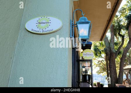 Melden Sie sich vor Radiance, einer Frauenkleidung, Accessoires und Schmuck in Harbor Town, Hilton Head, South Carolina, USA, an. Stockfoto