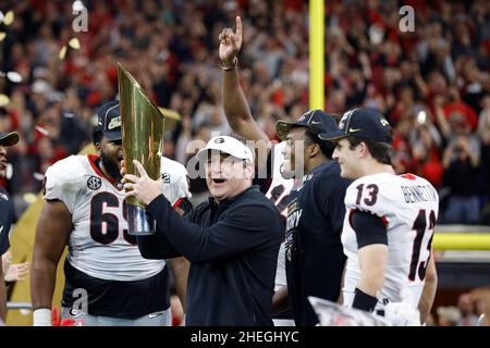 INDIANAPOLIS, IN - 10. JANUAR: Georgia Bulldogs-Cheftrainer Kirby Smart feiert nach dem CFP National Championship College-Fußballspiel gegen den Alabama Crimson Tide am 10. Januar 2022 im Lucas Oil Stadium in Indianapolis, Indiana. (Joe Robbins/Image of Sport) Stockfoto