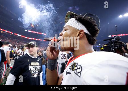 INDIANAPOLIS, IN - 10. JANUAR: Der Georgia Bulldogs Linebacker Nolan Smith (4) feiert mit einer Zigarre nach dem CFP National Championship College-Fußballspiel gegen den Alabama Crimson Tide am 10. JANUAR 2022 im Lucas Oil Stadium in Indianapolis, Indiana. (Joe Robbins/Image of Sport) Stockfoto