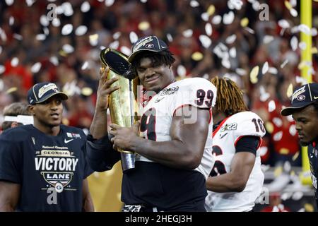 INDIANAPOLIS, IN - 10. JANUAR: Jordan Davis (99) hält die Meisterschafttrophäe nach dem CFP National Championship College-Fußballspiel gegen den Alabama Crimson Tide am 10. Januar 2022 im Lucas Oil Stadium in Indianapolis, Indiana. (Joe Robbins/Image of Sport) Stockfoto