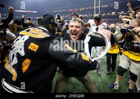 INDIANAPOLIS, IN - 10. JANUAR: Georgia Bulldogs Head Coach Kirby Smart feiert mit dem ehemaligen Spieler und aktuellen Detroit Lions, der D’Andre Swift zurückläuft, nachdem er am 10. Januar 2022 im Lucas Oil Stadium in Indianapolis (Indiana) gegen den Alabama Crimson Tide gespielt hat. (Joe Robbins/Image of Sport) Stockfoto