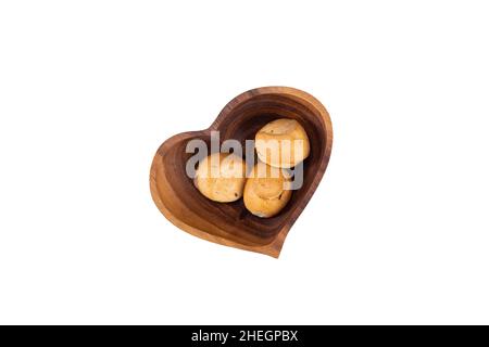 Drei kleine Brötchen auf einem Teller in Form eines Herzens isoliert auf weißem Hintergrund. Stockfoto