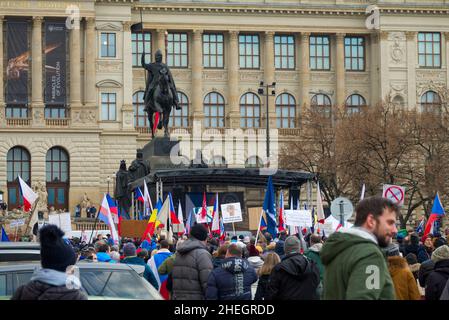 Demonstration in Prag auf dem Wenzelsplatz gegen die obligatorische Impfung gegen Covid-19 Stockfoto