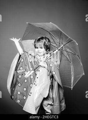 Frohe Kindheit. Die Herbststimmung und das Wetter sind warm und sonnig und Regen ist möglich. Der Herbst ist eine schöne und farbenfrohe Jahreszeit. Menschen in Stockfoto