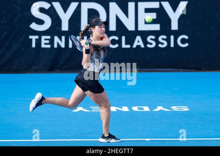 Sydney, Australien. 11th Januar 2022. Jessica Pegula aus den USA trifft am 11. Januar 2022 im Sydney Olympic Park Tennis Center, Sydney, Australien, eine Rückhand gegen Caroline Garcia aus Frankreich beim ersten Spiel der Sydney Tennis Classic 2022. Foto von Peter Dovgan. Nur zur redaktionellen Verwendung, Lizenz für kommerzielle Nutzung erforderlich. Keine Verwendung bei Wetten, Spielen oder Veröffentlichungen einzelner Clubs/Vereine/Spieler. Kredit: UK Sports Pics Ltd/Alamy Live Nachrichten Stockfoto