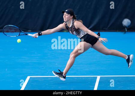 Sydney, Australien. 11th Januar 2022. Jessica Pegula aus den USA trifft am 11. Januar 2022 im Sydney Olympic Park Tennis Center, Sydney, Australien, beim ersten Spiel der Sydney Tennis Classic 2022 im Vorspiel gegen Caroline Garcia aus Frankreich eine Vorhand. Foto von Peter Dovgan. Nur zur redaktionellen Verwendung, Lizenz für kommerzielle Nutzung erforderlich. Keine Verwendung bei Wetten, Spielen oder Veröffentlichungen einzelner Clubs/Vereine/Spieler. Kredit: UK Sports Pics Ltd/Alamy Live Nachrichten Stockfoto