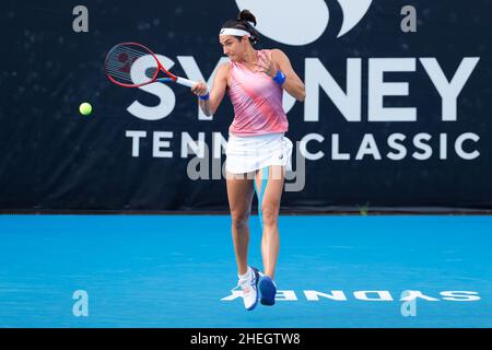 Sydney, Australien. 11th Januar 2022. Caroline Garcia aus Frankreich trifft Jessica Pegula aus den USA am 11. Januar 2022 im Sydney Olympic Park Tennis Center, Sydney, Australien, beim ersten Spiel der Sydney Tennis Classic 2022. Foto von Peter Dovgan. Nur zur redaktionellen Verwendung, Lizenz für kommerzielle Nutzung erforderlich. Keine Verwendung bei Wetten, Spielen oder Veröffentlichungen einzelner Clubs/Vereine/Spieler. Kredit: UK Sports Pics Ltd/Alamy Live Nachrichten Stockfoto